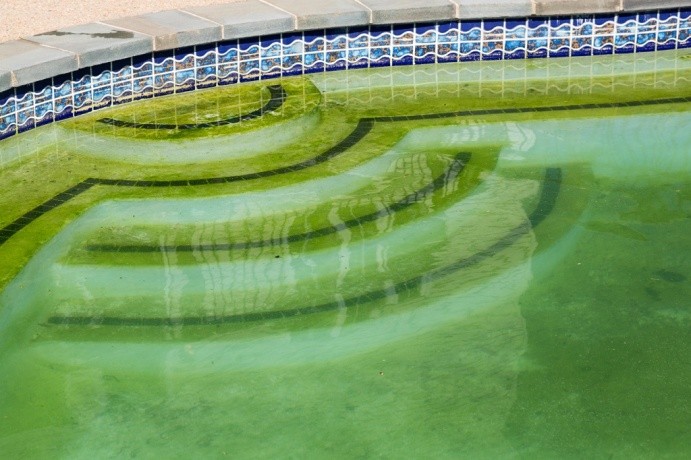 zakalená voda v bazénu