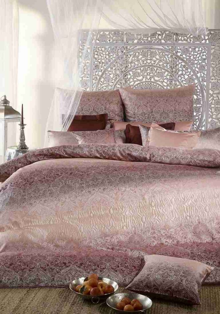 Romanticky laděná ložnice? Zkuste růžové povlečení! Přinášíme 5 tipů na luxusní kousky